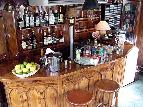 El Bar a bordo les servirá los mejores vinos y licores... o su refresco favorito... TODO ESTÁ INCLUIDO!!! CRUCEROS FLUVIALES CANALES DE FRANCIA CANAL BORGOÑA SAVOIR FAIRE EUROPEAN WATERWAYS GO BARGING HOTEL BARGE ALQUILER BARCOS FRANCIA CRUCEROS FLUVIALES LUJO PRIVADO BORGOÑA BURGUNDY BARGE CRUISES